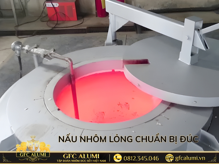 Nấu nhôm lỏng chuẩn bị đúc