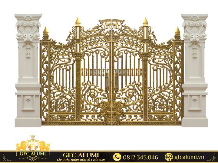 Cổng nhôm đúc hai cánh màu vàng đồng họa tiết hoa lá tây uốn lượn, đỉnh mũi giáo, kết hợp cột trụ trắng phù điêu cổ điển