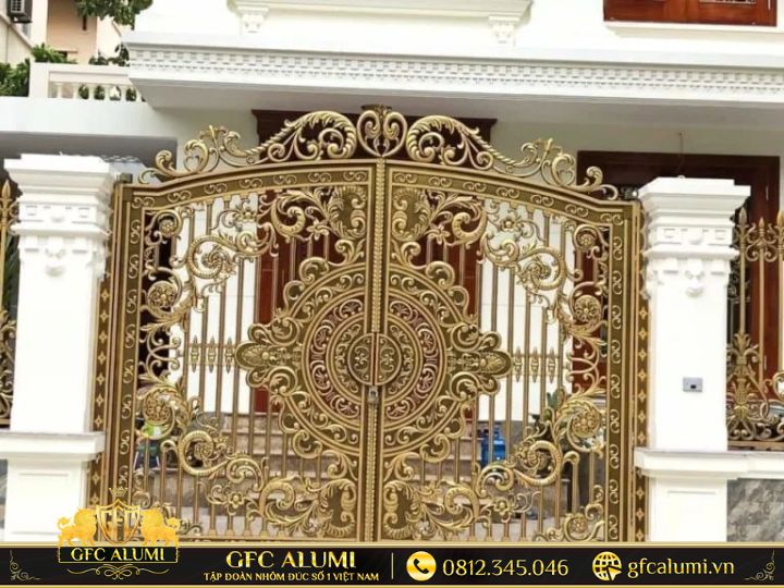 Cổng nhôm đúc Bắc Ninh hai cánh dạng pano kín với họa tiết Trống đồng Đông Sơn mạ vàng đồng