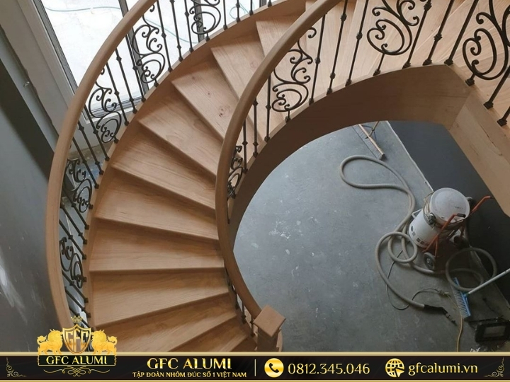 Tay vịn xoắn ốc tạo chuyển động thị giác