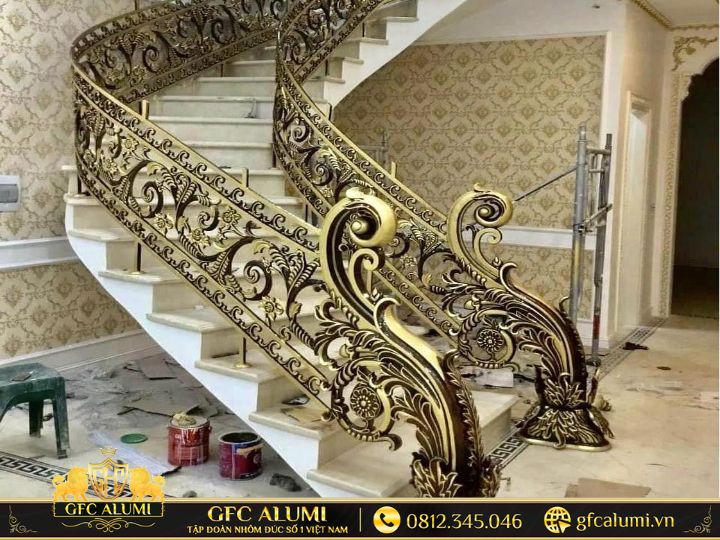 Cầu thang cong uốn lượn mềm mại, tạo điểm nhấn sang trọng cho không gian rộng