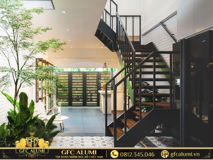 Cầu thang cạnh giếng trời giúp lấy sáng tự nhiên tối đa và tạo không gian thoáng đãng