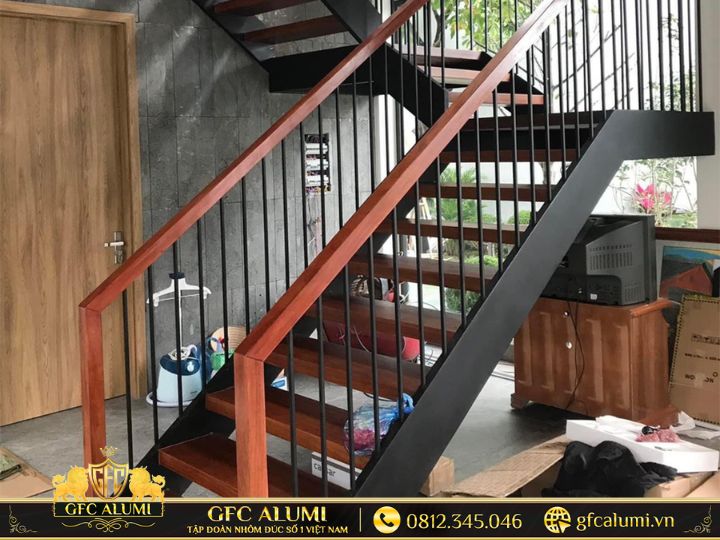 Thiết kế cầu thang sắt sơn tĩnh điện hiện đại, chắc chắn và phù hợp nhiều phong cách