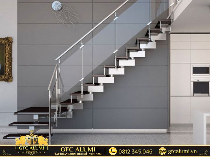 Mẫu cầu thang inox sáng bóng, dễ vệ sinh