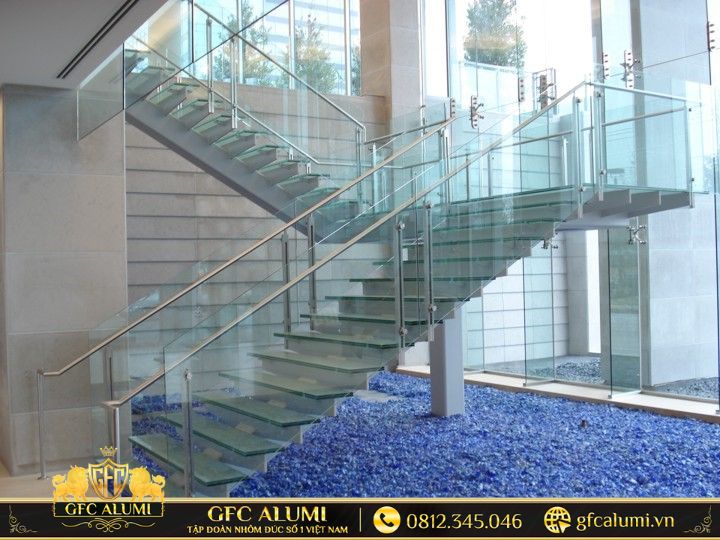 Cầu thang kính cường lực tạo độ thoáng sáng vượt trội, phù hợp nhà ở hiện đại
