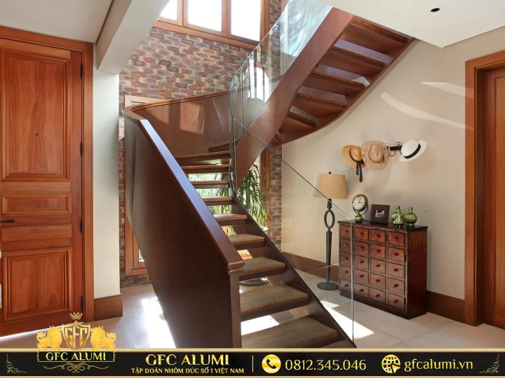 Cầu thang phối hợp kính và gỗ mang đến vẻ đẹp hiện đại và điểm nhấn thẩm mỹ nổi bật