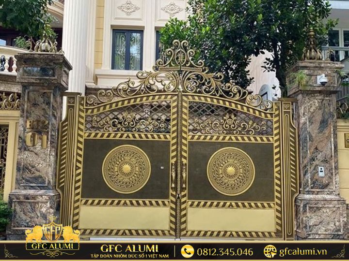 Cổng nhôm đúc kín, đảm bảo sự riêng tư và an toàn.