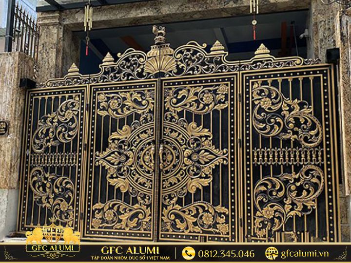 Sự sang trọng khó cưỡng của mẫu cổng nhôm đúc mạ vàng.