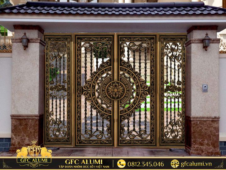 Cổng nhà đẹp 5m cuốn hút hơn nhờ bộ cổng nhôm đúc nghệ thuật.