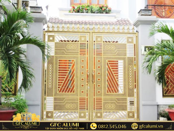 Thiết kế cổng tinh gọn, giúp mặt tiền 5m trông rộng rãi và thoáng đãng.