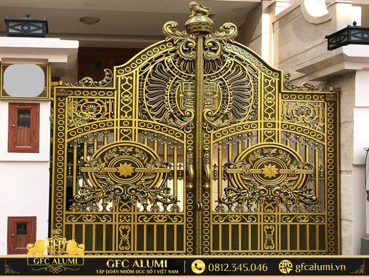 Cổng nhôm đúc màu vàng đồng chính là lựa chọn đẳng cấp cho nhà 5m.