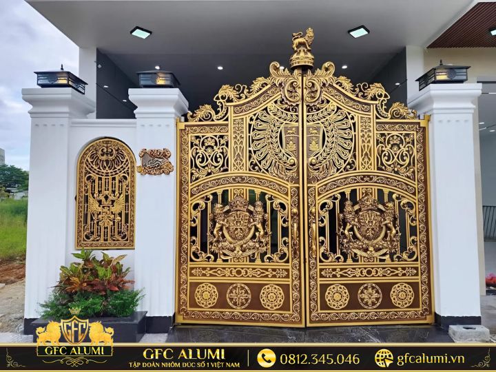 Cổng nhôm đúc - Sự đầu tư thông minh cho vẻ đẹp và an ninh nhà phố 5m.
