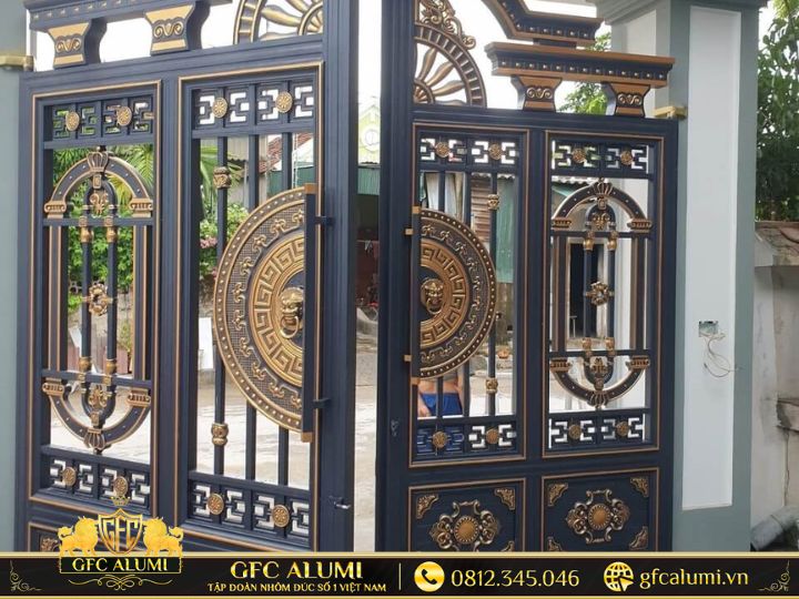 Cổng nhà đẹp 5m thêm bừng sáng nhờ thiết kế cổng nhôm đúc tinh tế.