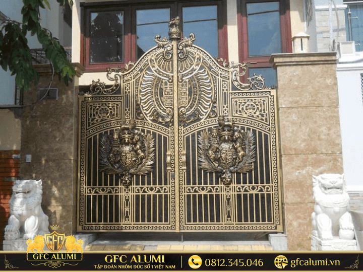 Cổng nhôm đúc phù điêu khẳng định đẳng cấp chủ nhân.