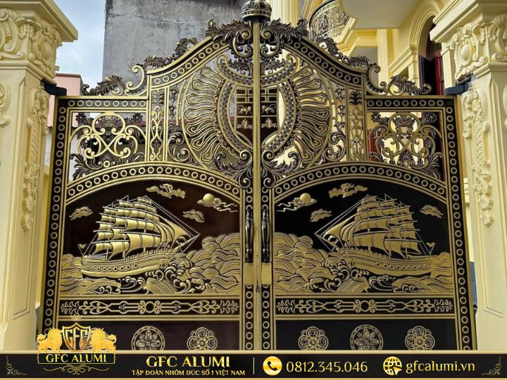 Mẫu cổng thoáng giúp nhà phố 5m luôn tràn đầy ánh sáng.