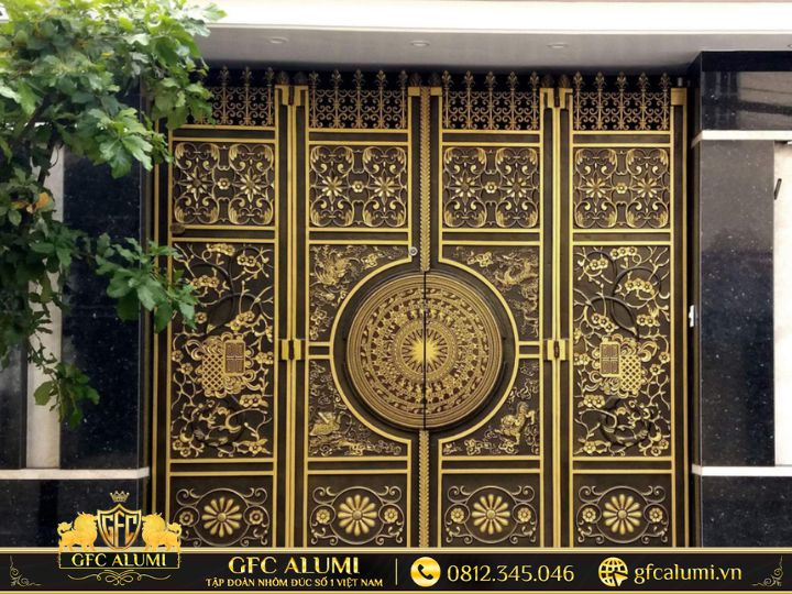 Cổng nhôm đúc 5m có vẻ đẹp vượt thời gian.