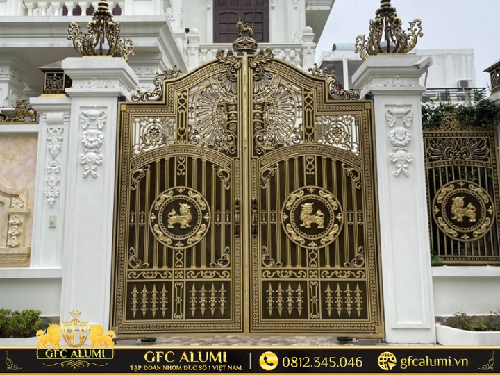 Mẫu cổng nhôm đúc 4m họa tiết đối xứng, phù hợp nhà phố phong thủy hài hòa