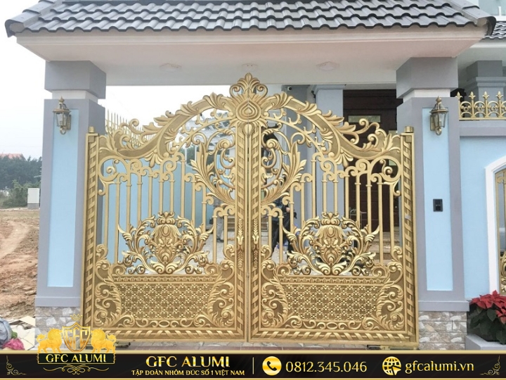 Cổng nhôm đúc 4m hoa văn uốn lượn mềm mại, tạo điểm nhấn nghệ thuật cho mặt tiền