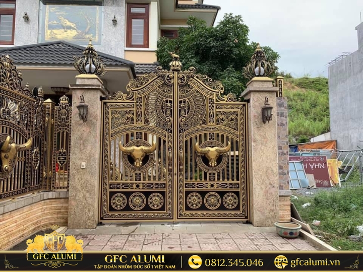 Mẫu cổng nhà phố 4m cùng tone với lan can ban công