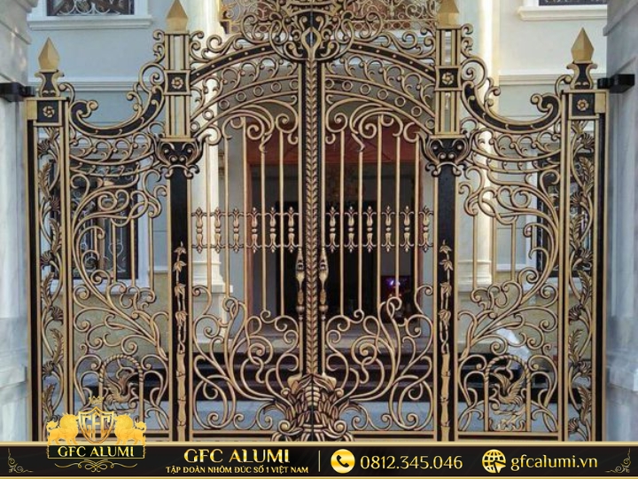Mẫu cổng nhà phố 4m bằng nhôm đúc cho kiến trúc tối giản