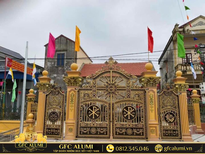 Cổng tam quan uy nghi biểu tượng cho sự bề thế và hưng thịnh của nhà thờ họ.