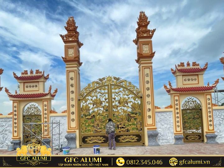 Cổng tam quan nhôm đúc thể hiện uy nghi, khẳng định vị thế dòng họ.