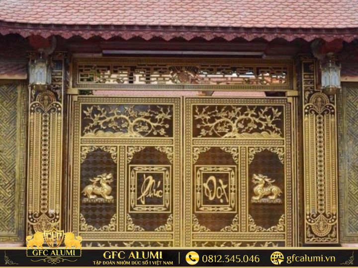 Họa tiết đúc nổi tinh xảo, tạo điểm nhấn bề thế cho công trình nhà thờ tộc.