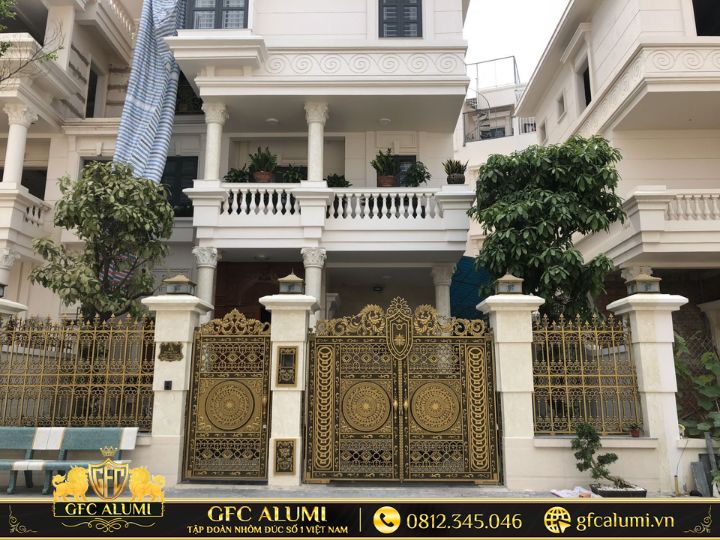 Hàng rào phải có phong cách và chiều cao tương đồng với cổng chính